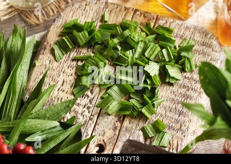Préparation de sirop de plantes maison à partir de feuilles de plantain Ribwort Banque D'Images