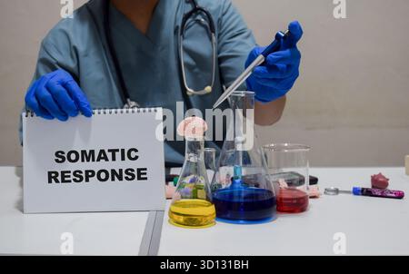 Un professionnel de la santé qui étudie la corrélation entre l'activité cérébrale et les réponses physiques observées. concept de recherche scientifique Banque D'Images