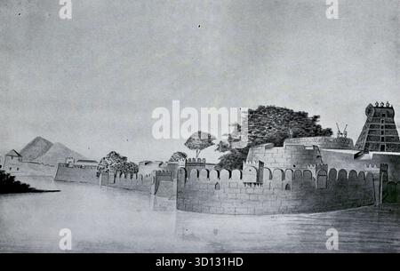 Vue extérieure du Fort de Vellore d'après une image fournie à l'origine par le Bureau de l'Inde. La forteresse de Vellore, située dans le Tamil Nadu, en Inde, a été le site de la mutinerie de Vellore de 1806 - l'un des premiers et des plus violents soulèvements contre la domination britannique en Inde. D'après une image imprimée publiée en 1932 par Western mail et Echo Ltd sous le titre : The History of the Welch Regiment. Banque D'Images