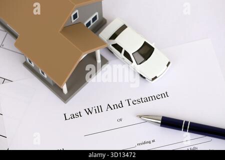 Maison de jouet générique avec voiture et dernière volonté et testament avec stylo sur la table close up Banque D'Images