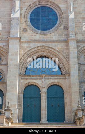 Façade ouest de la cathédrale d'Ourense, Galice, Espagne. Église catholique dédiée à Saint Martin Banque D'Images