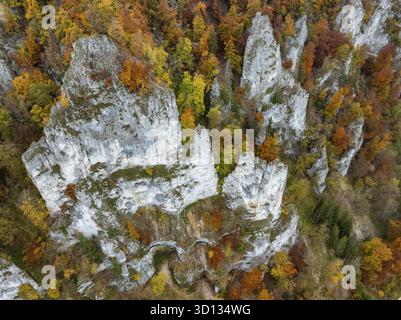 Vue aérienne, vue de haut en bas des tours de roche distinctives, Weissjura, falaises de calcaire jurassique, roches calcaires, entouré par la végétation d'automne, mixte f Banque D'Images