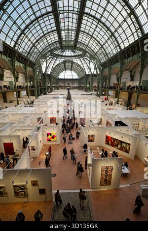 Paris, France. 25 octobre 2025. Vue générale de l'ambiance lors de l'Art Basel Paris 2025 au Grand Palais le 25 octobre 2025 à Paris, France. Crédit : Bernard Menigault/Alamy Live News Banque D'Images
