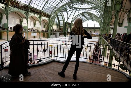 Paris, France. 25 octobre 2025. Vue générale de l'ambiance lors de l'Art Basel Paris 2025 au Grand Palais le 25 octobre 2025 à Paris, France. Crédit : Bernard Menigault/Alamy Live News Banque D'Images