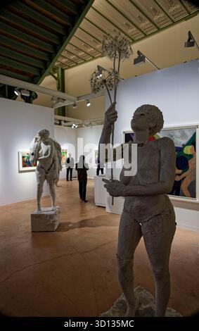 Paris, France. 25 octobre 2025. Vue générale de l'ambiance lors de l'Art Basel Paris 2025 au Grand Palais le 25 octobre 2025 à Paris, France. Crédit : Bernard Menigault/Alamy Live News Banque D'Images