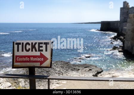 Syrakus, Sizilien - Italie - 04-09-2025 : panneau indiquant le guichet Castello Maniace se trouve au bord de l'eau à Syracuse avec mer bleue et médiévale Banque D'Images