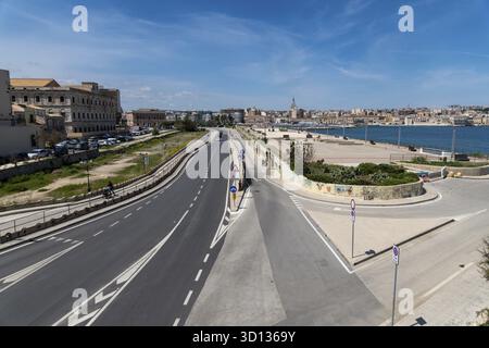 Syrakus, Sizilien - Italie - 04-09-2025 : vue panoramique de Syracuse montrant la promenade du front de mer, la route à plusieurs voies, les voitures garées, bui moderne et historique Banque D'Images