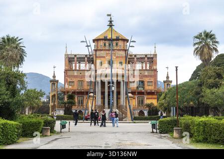 Palerme - Sizilien - Italien - 2025 : Palazzina Cinese à Palerme avec architecture orientale, façade orange, tours et colonnes, entourée de GA Banque D'Images