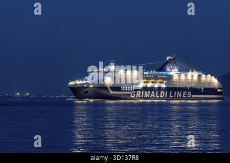 Olbia - Sardinien - Italien - 2025 : illuminé Grimaldi Lines ferry Cruise Europa traverse la mer près d'Olbia la nuit, réfléchissant la lumière Banque D'Images