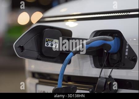 Voiture électrique connectée au chargeur, technologie respectueuse de l'environnement, gros plan Banque D'Images