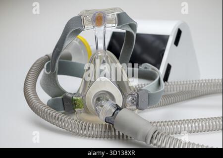 Appareil CPAP avec masque et flexible, pour les personnes souffrant d'apnée du sommeil, insuffisance respiratoire, ou trouble respiratoire Banque D'Images