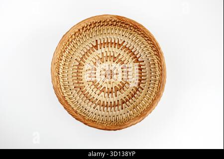 Panier en osier avec couvercle sur fond blanc. Le panier est fait de matériaux naturels. Vue de dessus Banque D'Images