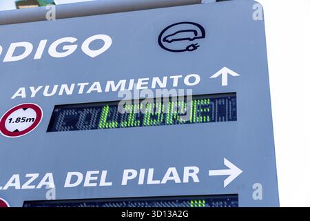 Saragosse, Saragosse - Espagne - 09-10-2021 : panneau de signalisation à Saragosse indiquant le parking disponible -LIBRE- pour les voitures électriques, avec un ciel bleu et peu de nuages Banque D'Images