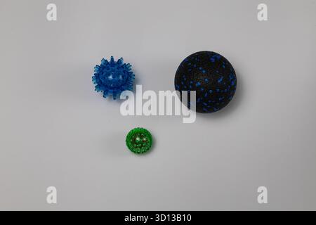 Ensemble de boules de massage colorées de différentes tailles placées sur fond blanc. Récupération musculaire, relaxation, physiothérapie et mode de vie sain Banque D'Images