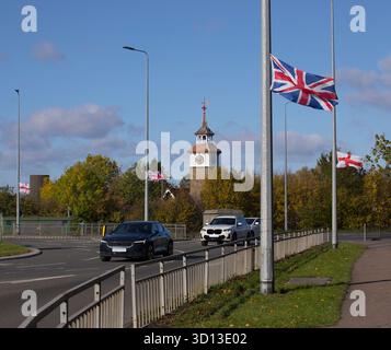 Opération Raise the Colours , drapeaux sur lampadaires Tour de l'horloge rond-point Harlow Essex Angleterre Banque D'Images
