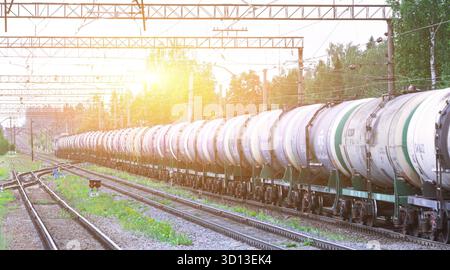 Wagons de marchandises sur le chemin de fer. Transport de marchandises. Panorama des wagons en attente de chargement. Chemin de fer russe. Chiffre d'affaires. Russie, Siverskaya 3 août 2019 Banque D'Images