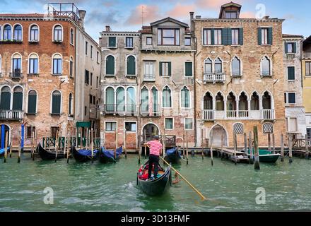 Gondole et palais sur le Grand canal, Venise, Venise, Vénétie, Italie, Europe Banque D'Images