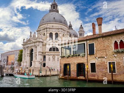 Basilica di Santa Maria della Salute, Gran canal, Venise, Venise, Vénétie, Italie, Europe Banque D'Images