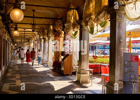 Shopping, Piazza San Marco, Venise, Venise, Vénétie, Italie, Europe Banque D'Images