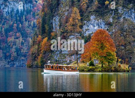 Bateau d'excursion sur le lac Königssee en automne, Schönau, Berchtesgaden, haute-Bavière, Bavière, Allemagne, Europe Banque D'Images