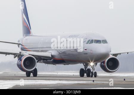 Avion à l'aéroport en hiver. Avion à l'aéroport. Aéroport russe. Observation officielle hivernale à Pulkovo le 19 février 2019. Aéroport d'hiver Banque D'Images