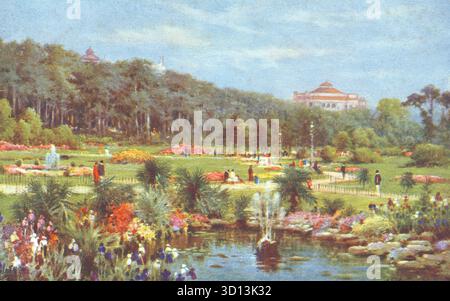 Cette illustration Raphael Tuck des années 1930 des jardins et du pavillon de Bournemouth capture un parc public vibrant vivant avec couleurs et activité. Un étang rempli de nénuphars avec une fontaine ancre le premier plan, tandis que les visiteurs se promènent parmi les parterres de fleurs et les pelouses. Des arbres imposants encadrent des bâtiments ornés de toits rouges au loin, mêlant beauté naturelle et architecture civique dans un cadre urbain tranquille. D'une carte postale originale. Banque D'Images