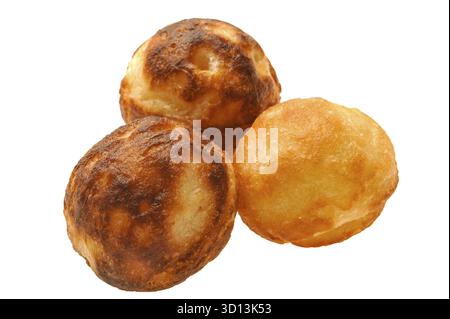 Boules de beignes sucrés maison isolées sur blanc Banque D'Images