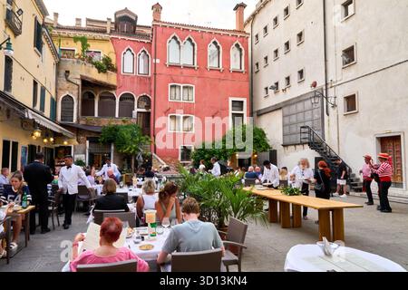 Musiciens habillés en gondoliers, restaurant Al Colombo, Corte Teatro, Venise, Venezia, Vénétie, Italie, Europe Banque D'Images