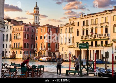 Servizio Gondole, Carbon, Fondamenta del vin, Palazzo Ca' Dadda, Tour de la chiesa Parrocchiale dei Santi Apostoli, Gran canal, Venise, Venezia, Ven Banque D'Images