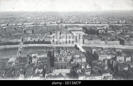 Une vue aérienne de Lyon révèle un paysage urbain dense coupé en deux par les rivières Rhône et Saône, avec des ponts reliant les quartiers historiques de la ville. Une structure en forme de cathédrale ancre le premier plan, tandis que les toits s'étendent vers l'horizon. Publiée vers 1920 par Léon Lévy, cette carte postale capture le rythme architectural et la grandeur civique de Lyon du début du XXe siècle. D'une carte postale originale. Banque D'Images