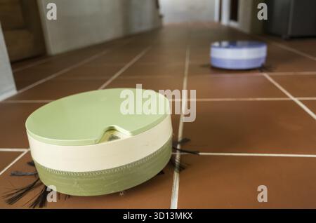 Aspirateur robot travaillant à la maison sur le sol Banque D'Images