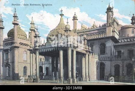Une carte postale colorée à la main montre l'entrée principale du pavillon Brighton, avec une porte-cochère de style indien avec des colonnes blanches proéminentes et un toit en dôme. L'architecture indo-saracénique élaborée se caractérise par de multiples dômes, minarets et détails complexes, placés sur un ciel bleu. Deux personnages se tiennent à l'entrée. D'après une carte postale originale publiée en 1904 par Boots Cash Chemist, une partie de leur Pelham Series. Banque D'Images