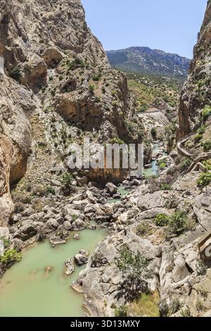 Chemin le long de falaises abruptes, rochers et rivière de montagne en Espagne, près de Malaga Banque D'Images