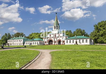 Moscou, Russie - 13 mai 2018 : complexe de la porte de front, des chambres Prikazniye et des chambres du colonel à Kolomenskoïe Banque D'Images