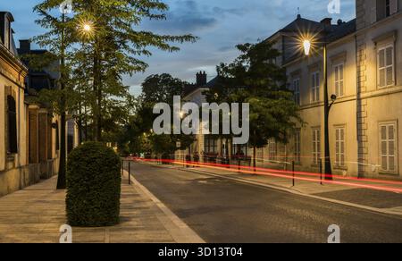 Epernay, France - 13 juin 2017 : Avenue de Champagne avec plusieurs maisons de Champagne le long de la route pendant la nuit et voiture de conduite avec des feux rouges à EPER Banque D'Images