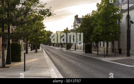Epernay, France - 13 juin 2017 : Avenue de Champagne avec plusieurs maisons de Champagne le long de la route pendant le coucher du soleil à Epernay, France Banque D'Images