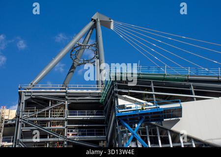 Expansion du stade Etihad North Stand. Une des tours de support pour les câbles de soutènement de toit. Manchester, Angleterre, Royaume-Uni. En construction. Banque D'Images