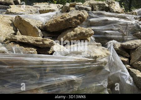 Grandes pierres industrielles pour la conception de paysage emballées dans cellophane Banque D'Images