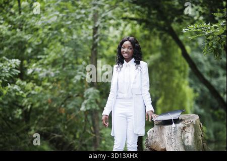 Happy black african american girl with hat diplômés Banque D'Images