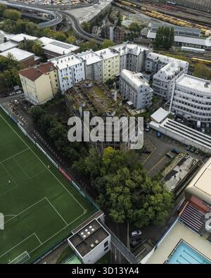 Vue aérienne de l'ancien bâtiment entouré d'arbres verdoyants, à côté du terrain de football et de la piscine, Trieste, Friuli-Venezia Giulia, Italie. Banque D'Images