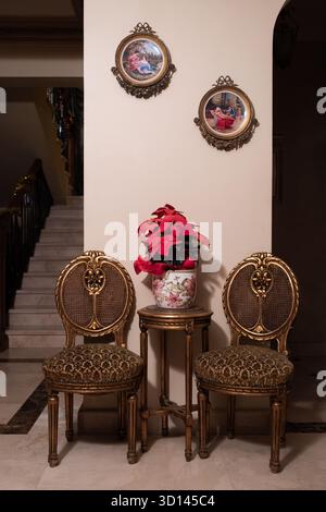 Fleurs de Noël et chaises antiques, le Caire Egypte Banque D'Images
