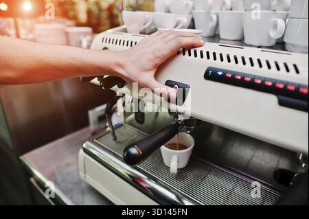 Barman professionnel machine à café expresso à faire dans un café Banque D'Images