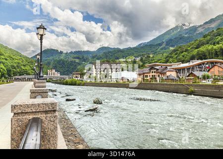 Sotchi, Russie - 01 juin 2015 : vue sur le remblai de la rivière Mzymta dans la station de ski de montagne Rosa Khutor, Sotchi Banque D'Images