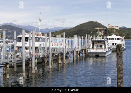 Anlegestelle in Arona in Italien am Lago di Maggiore, Blick auf Angera mit dem Rocca di Angera Banque D'Images
