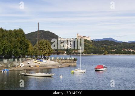 Anlegestelle in Arona in Italien am Lago Maggiore, Blick auf Angora mit dem Rocca Borromeo Banque D'Images