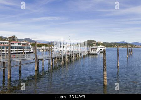 Anlegestelle in Arona in Italien, Blick auf Angera mit dem Rocca di Angera Banque D'Images