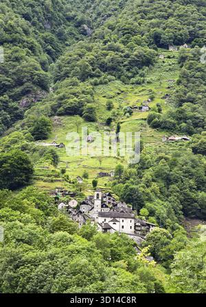 Petit village sur le versant de la montagne dans les Alpes Banque D'Images