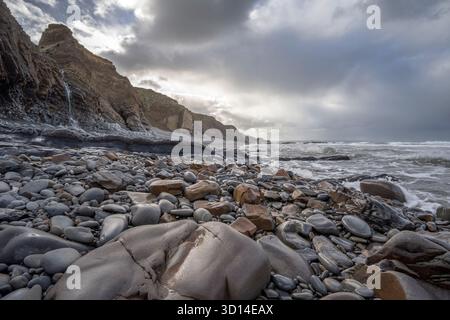 Automne Sandymouth Bay à marée haute avec nuages tempêtes Nord-Ouest Cornwall Banque D'Images