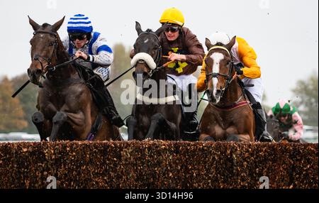 Liverpool, Royaume-Uni. Dimanche 26 octobre 2025. Jordans Cross et Ben Godfrey remportent le Stream Champions : Full Gallop sur ITVX' Limited handicap Chase pour l'entraîneur Anthony Honeyball et le propriétaire des Steeplechasers. Crédit JTW Equine images / Alamy Live News Banque D'Images