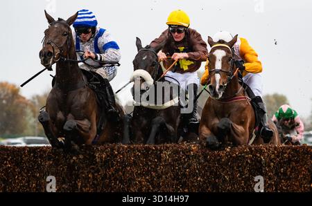 Liverpool, Royaume-Uni. Dimanche 26 octobre 2025. Jordans Cross et Ben Godfrey remportent le Stream Champions : Full Gallop sur ITVX' Limited handicap Chase pour l'entraîneur Anthony Honeyball et le propriétaire des Steeplechasers. Crédit JTW Equine images / Alamy Live News Banque D'Images